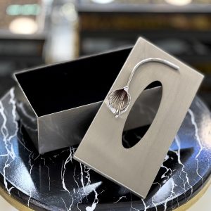 جای دستمال کاغذی رنگ سیلور با گل سیلور